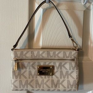 Michael Kors signature Large Vanilla Wristlet “Jet Set”